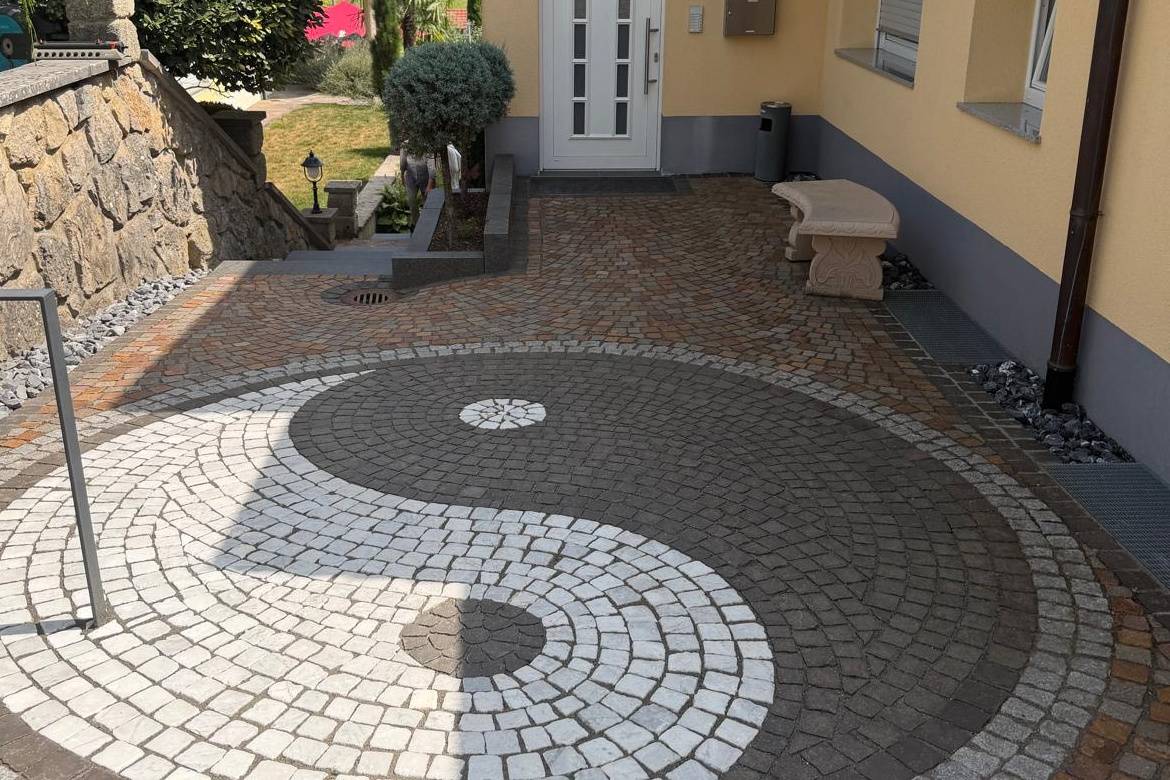 Nachher: Hof mit Yin-und-Yang-Pflastermosaik