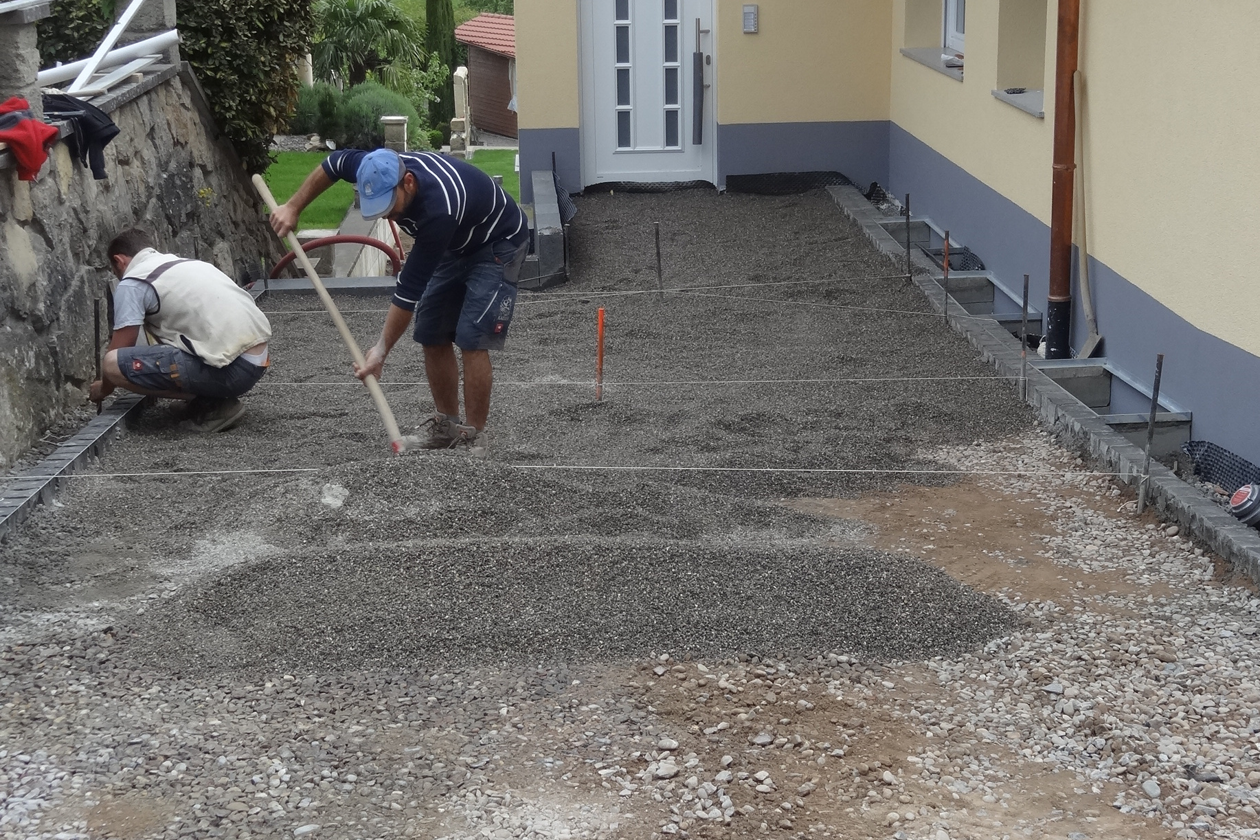 Vorher: Unterbau aus Schotter vor dem Hauseingang