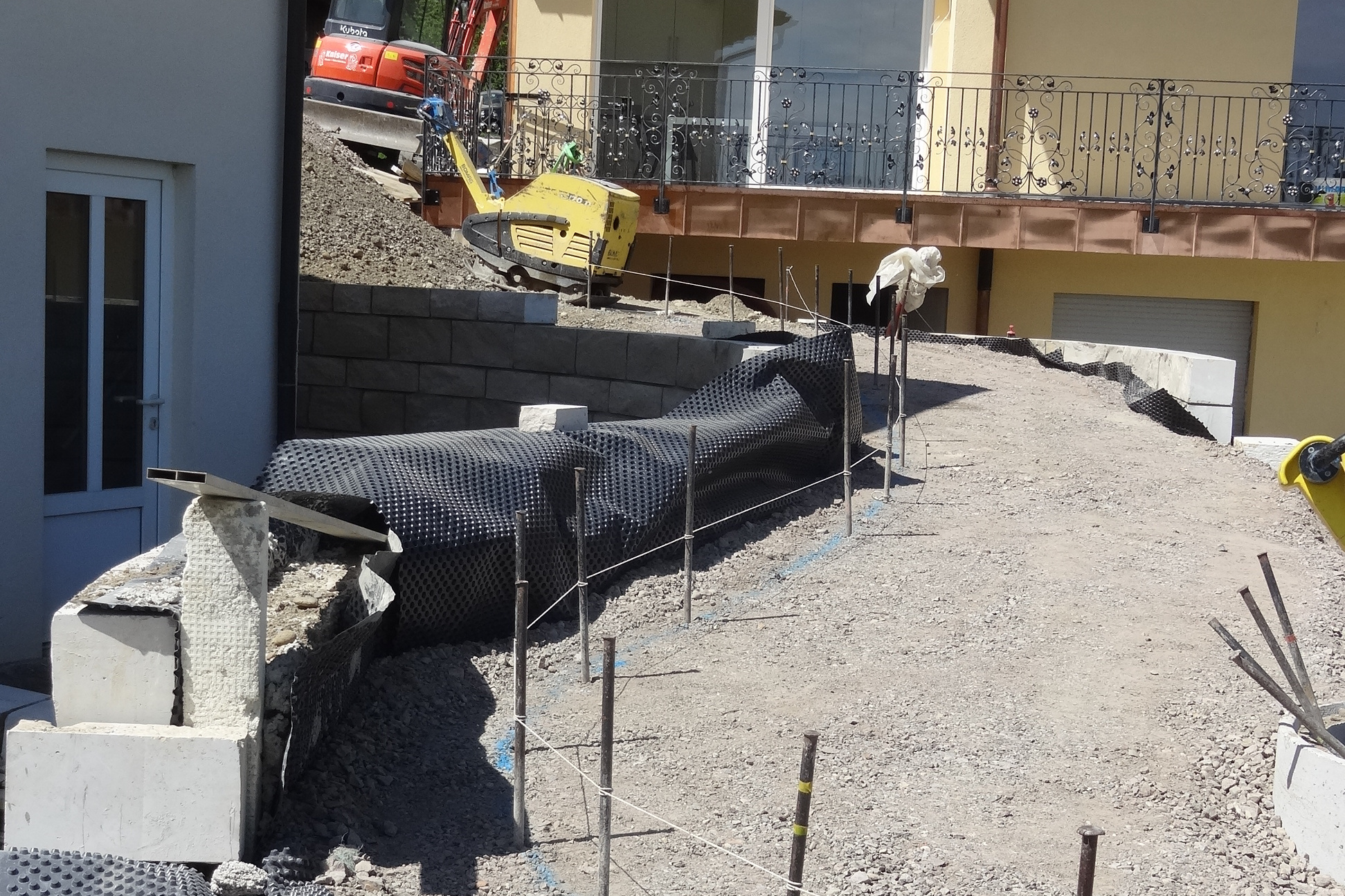 Vorher: Baustelle am Hang mit Abstecklinie