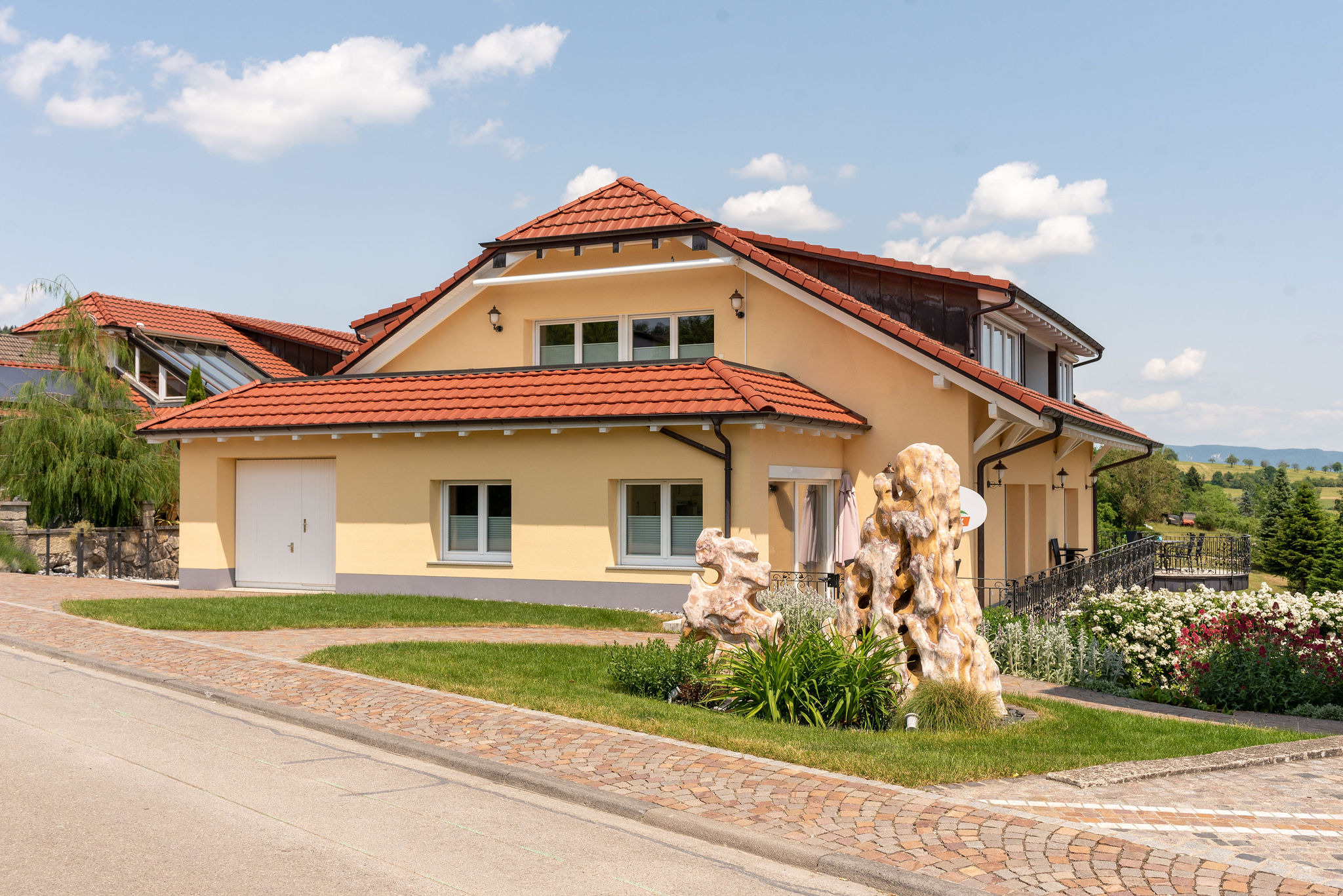 Nachher: Zufahrt mit Findlingen