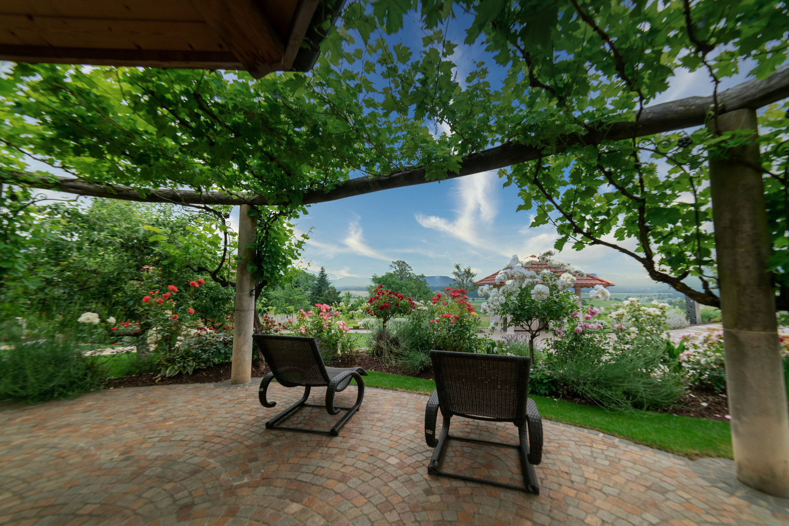 Quellstein-Brunnen mit Blick ins Tal