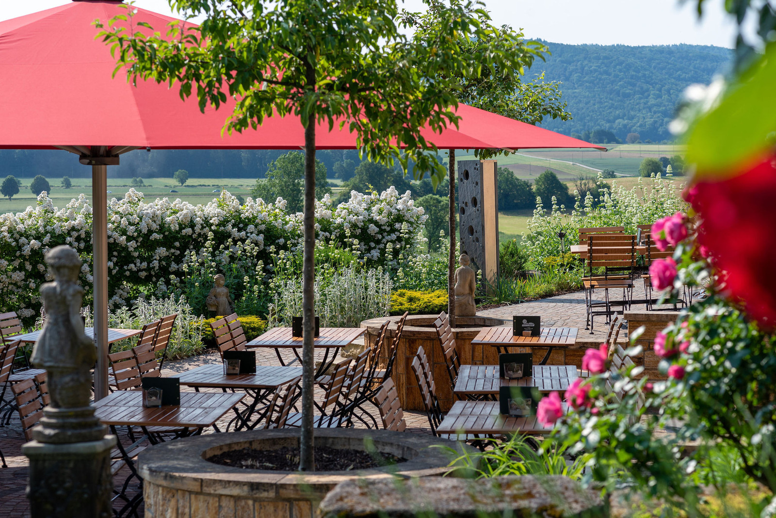 Café-Terrasse mit Sonnenschirmen und Weitblick ins Klettgau