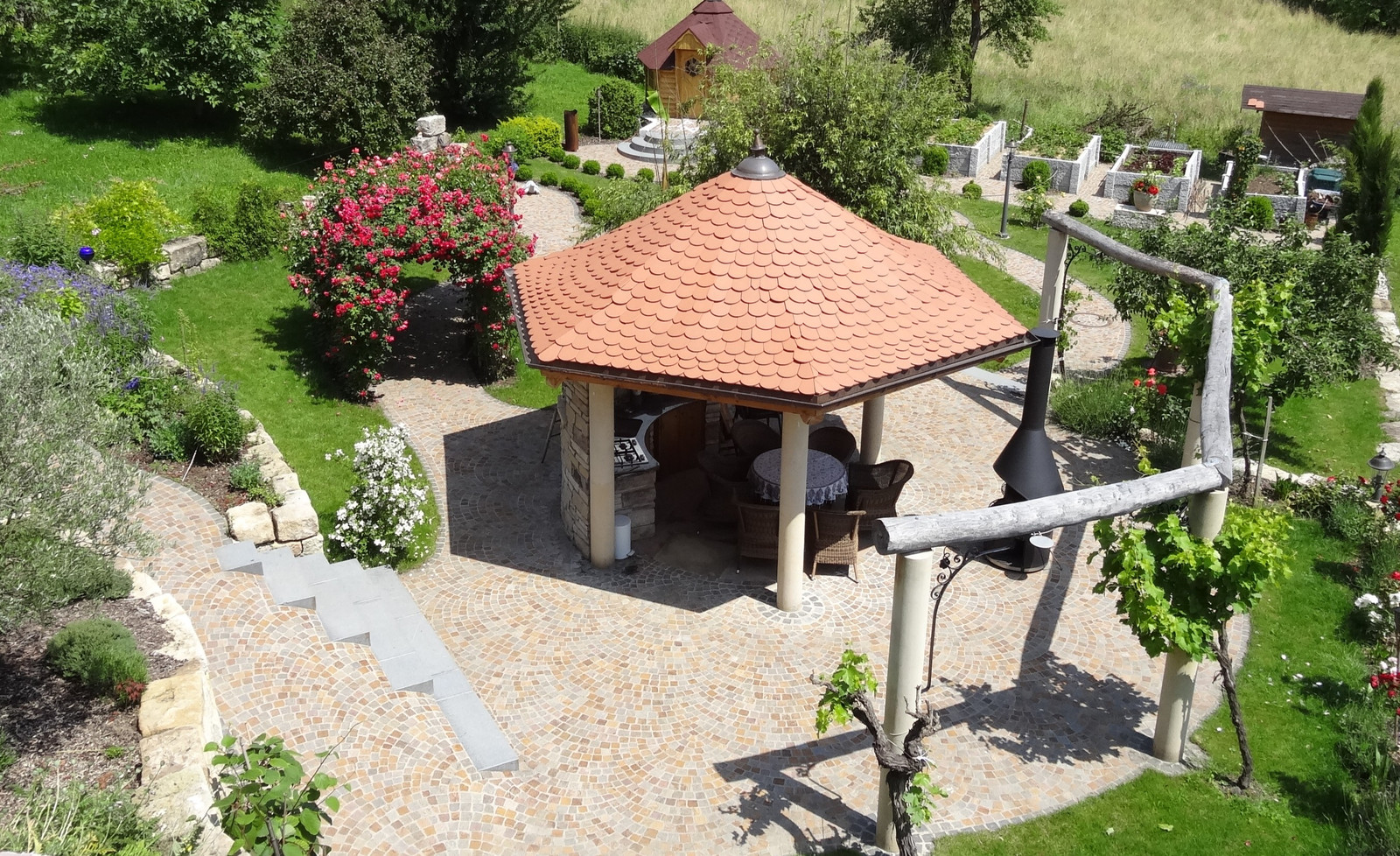 Gartenpavillon mit Ziegeldach und Pflasterwegen