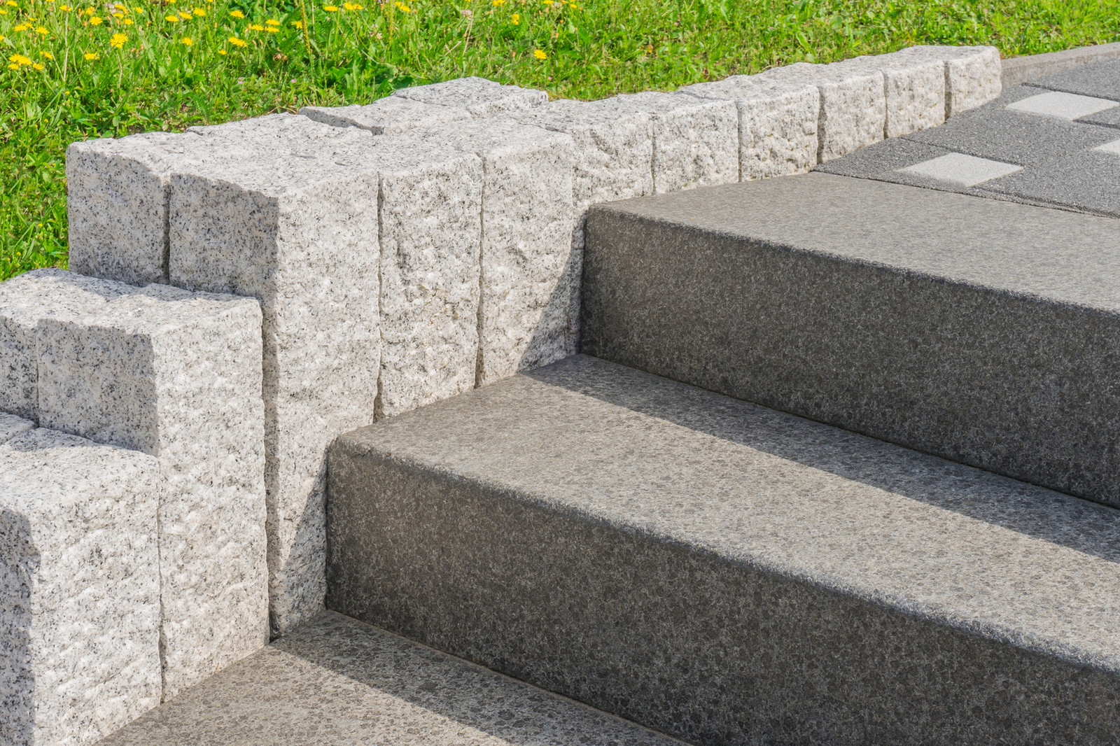 Granitstufen mit Granitstelen