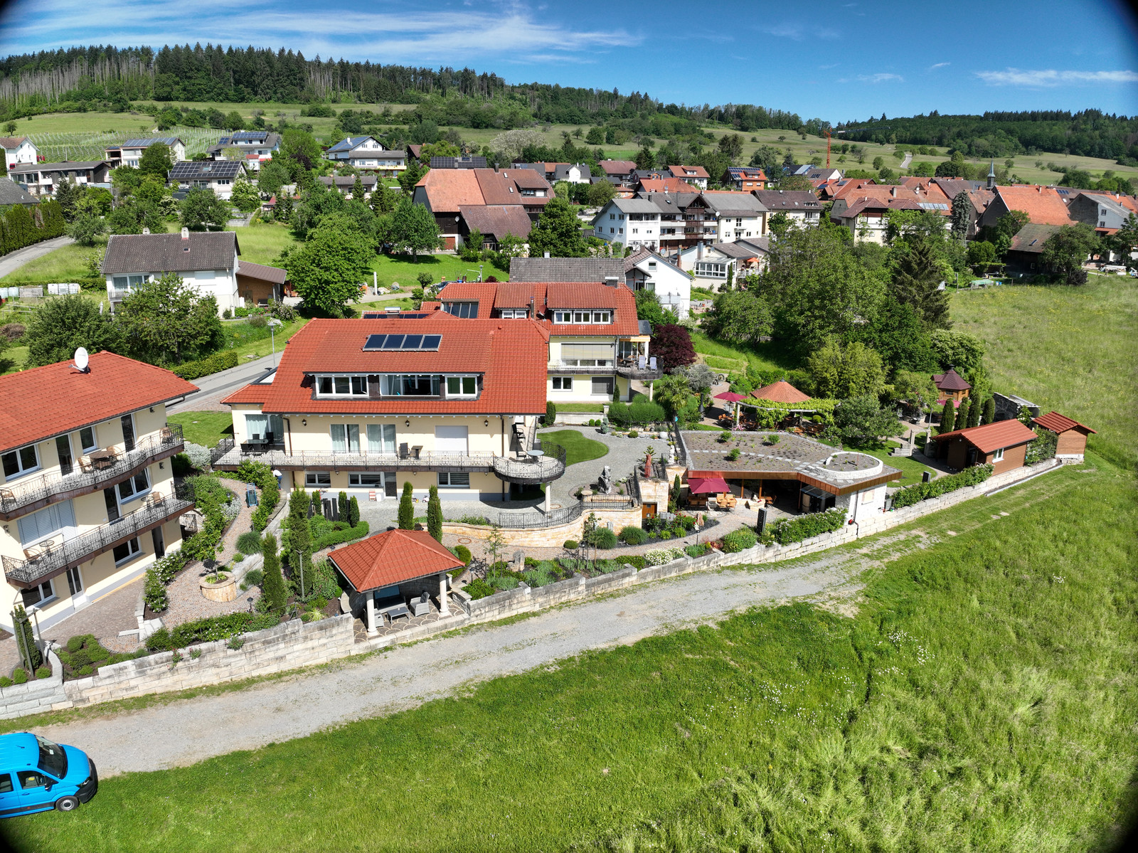 Luftaufnahme eines Wohngebiets mit angelegten Gärten