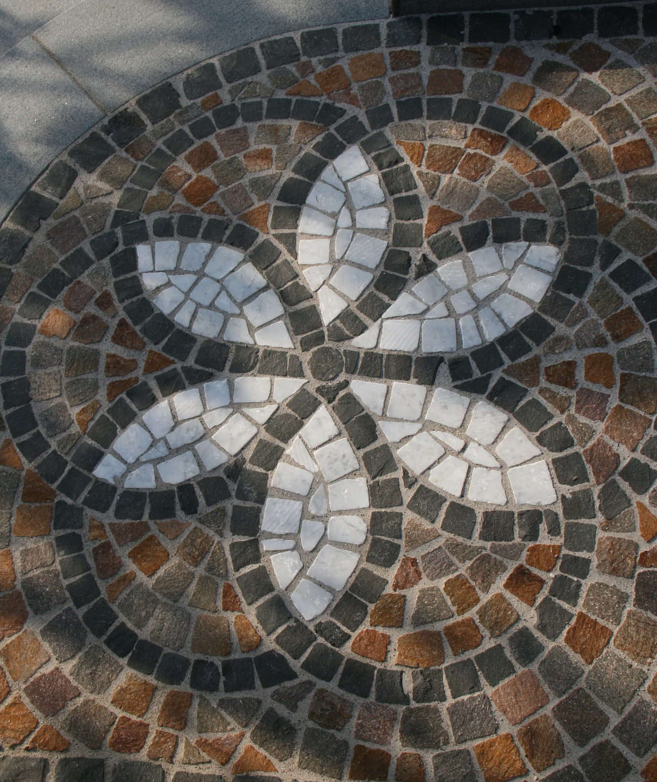 Pflastermosaik mit Blütenornament