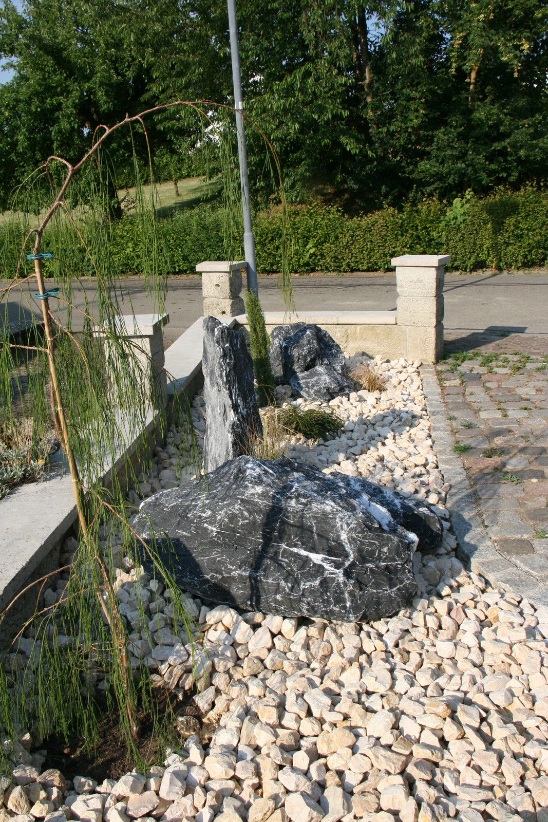 Steingarten mit Findlingen und Gräsern an der Einfahrt