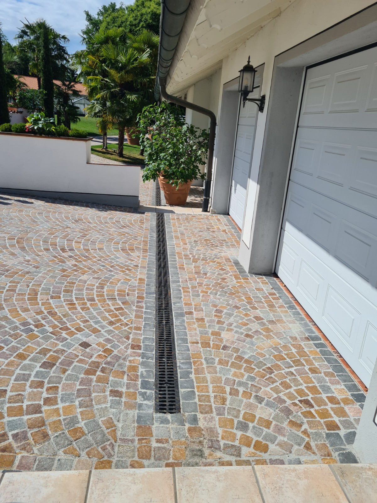 Pflaster-Einfahrt mit Entwässerungsrinne vor der Garage