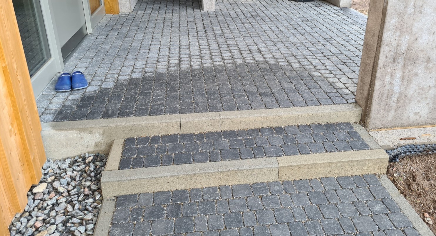 Hauseingang mit Granitstufe und Pflasterbelag