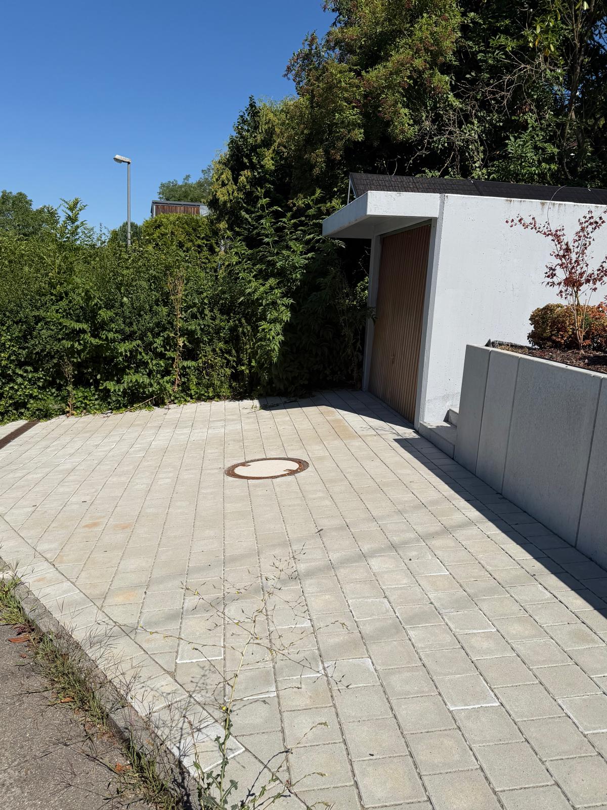 Garagenzufahrt mit großformatigem Plattenbelag