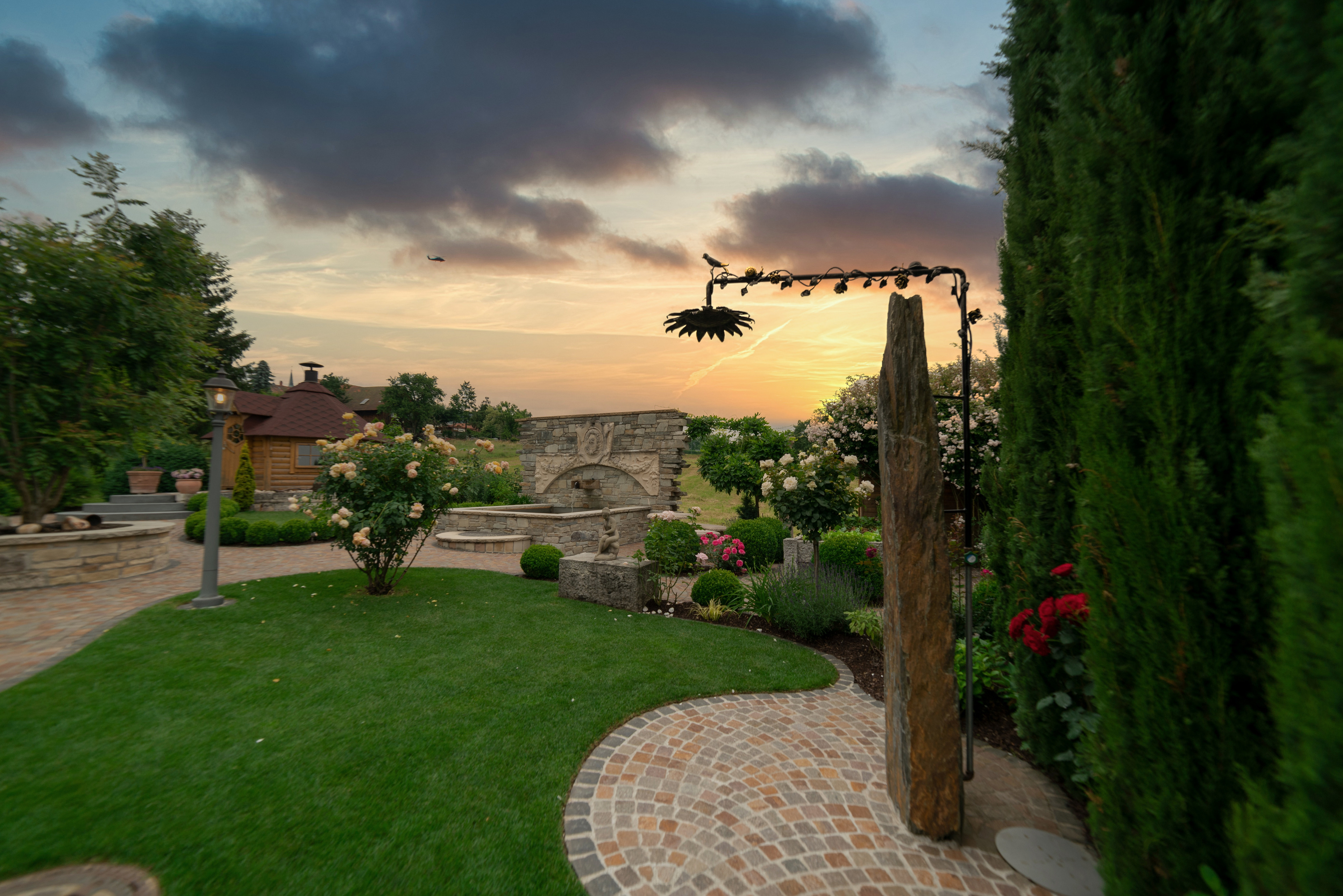 Gartenanlage im Abendlicht