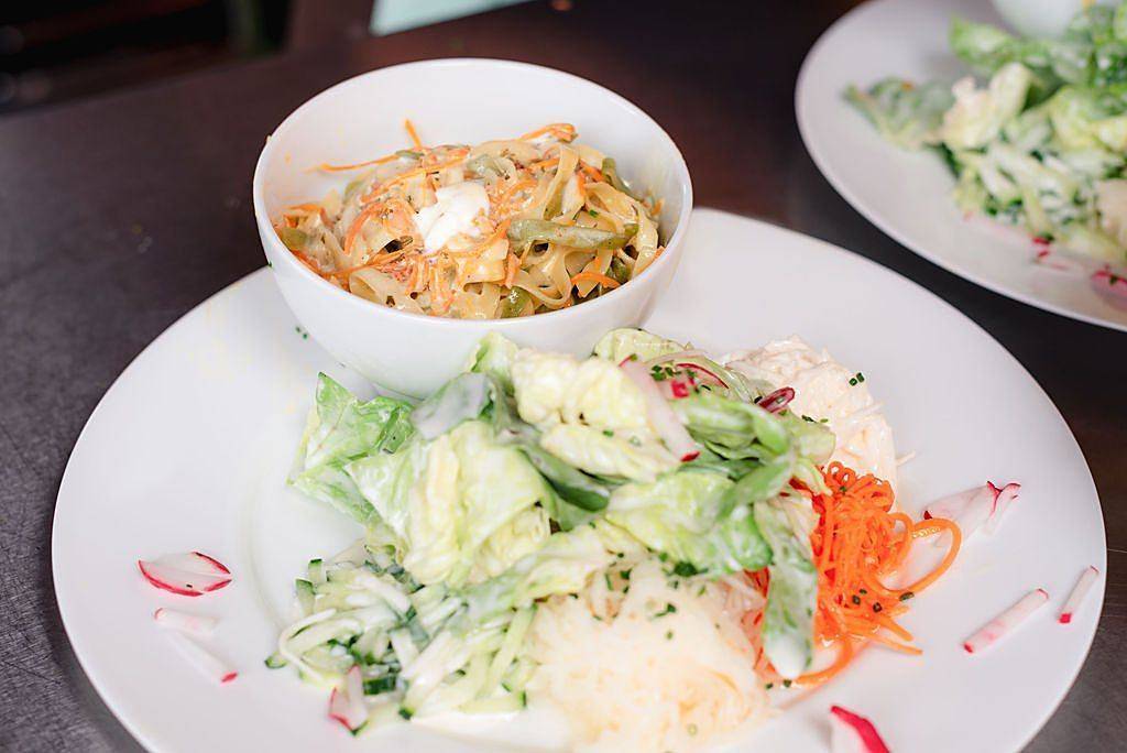 Frischer Salatteller im Café