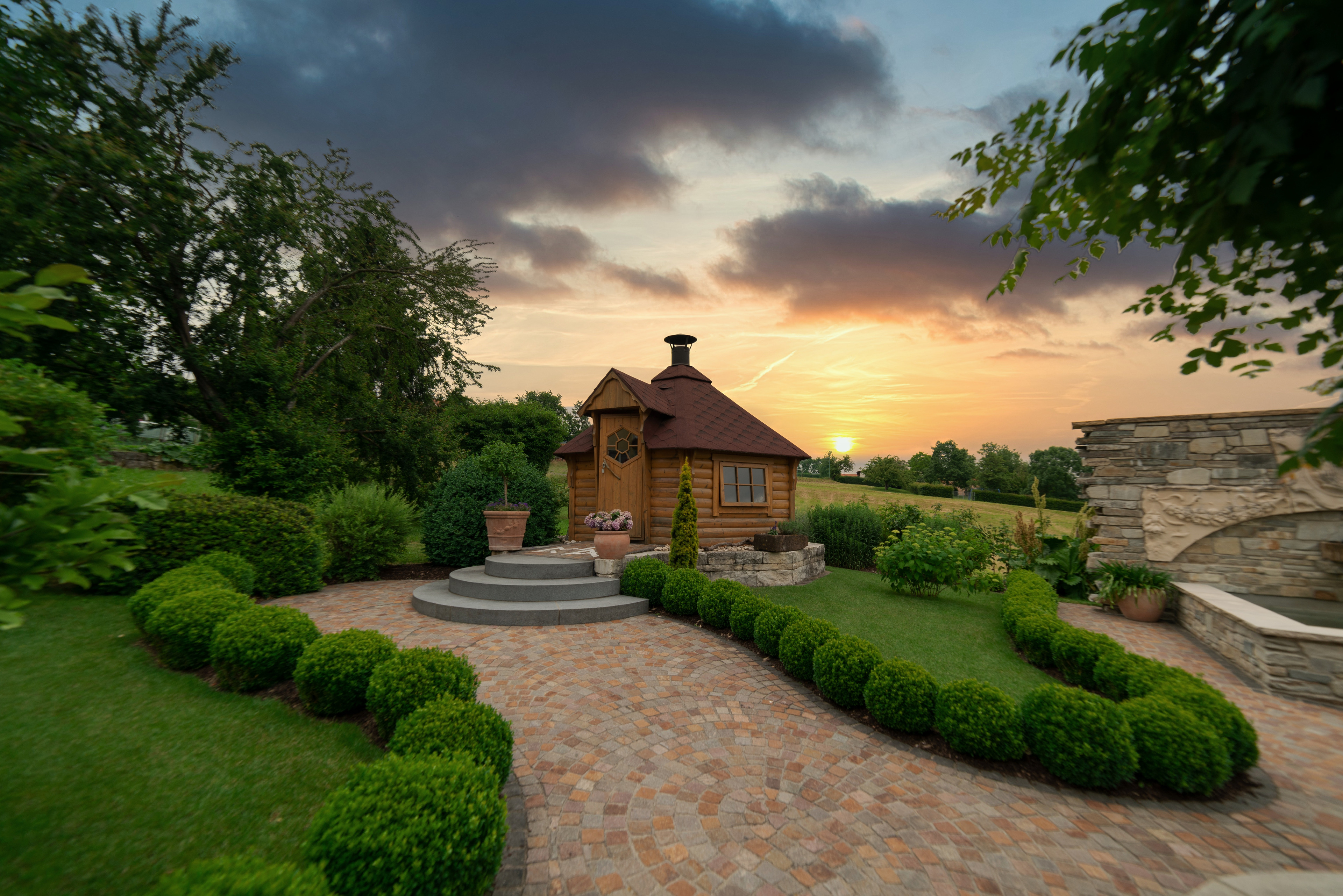Sommergarten im Sonnenuntergang