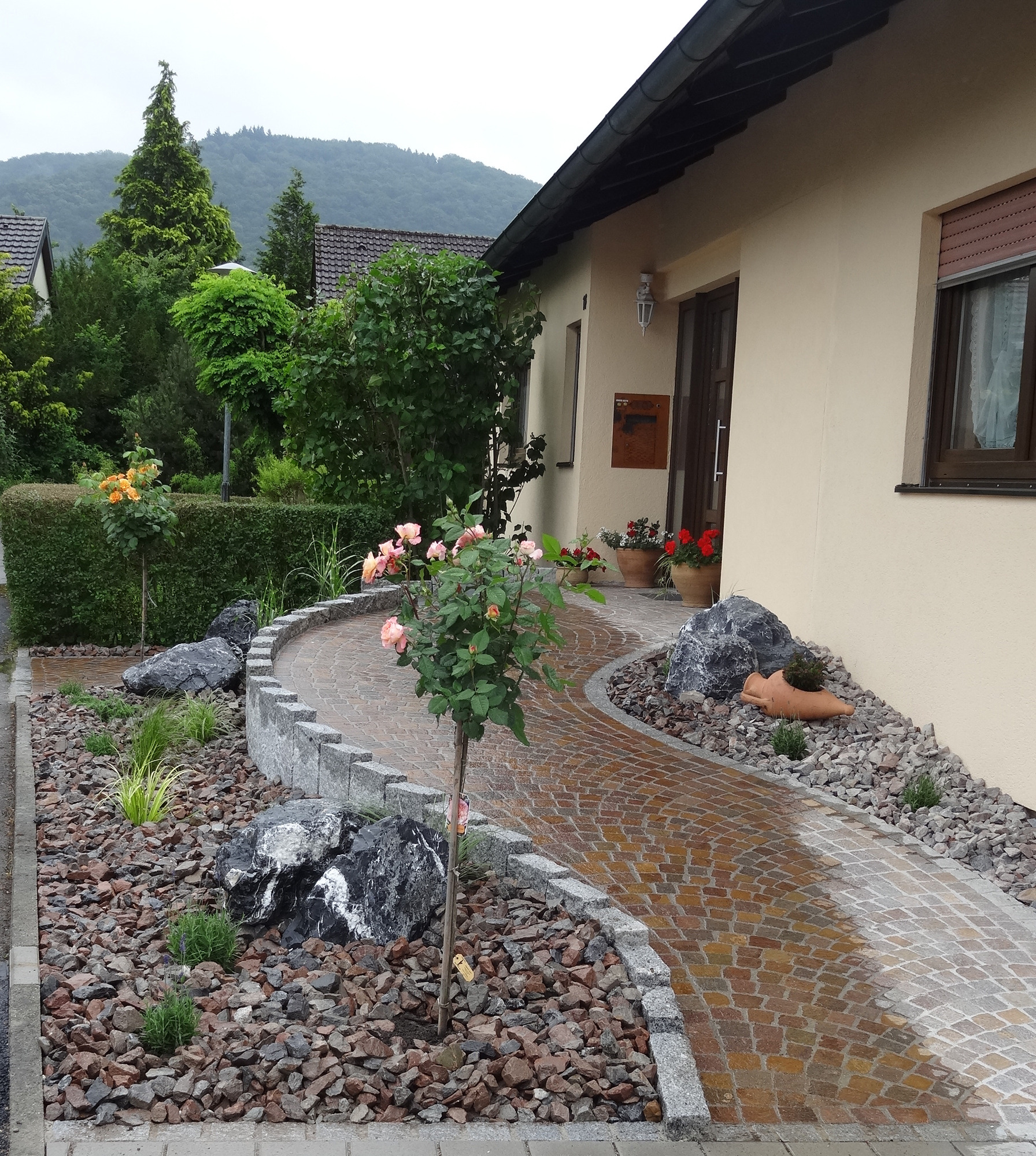 Steingarten mit Weg