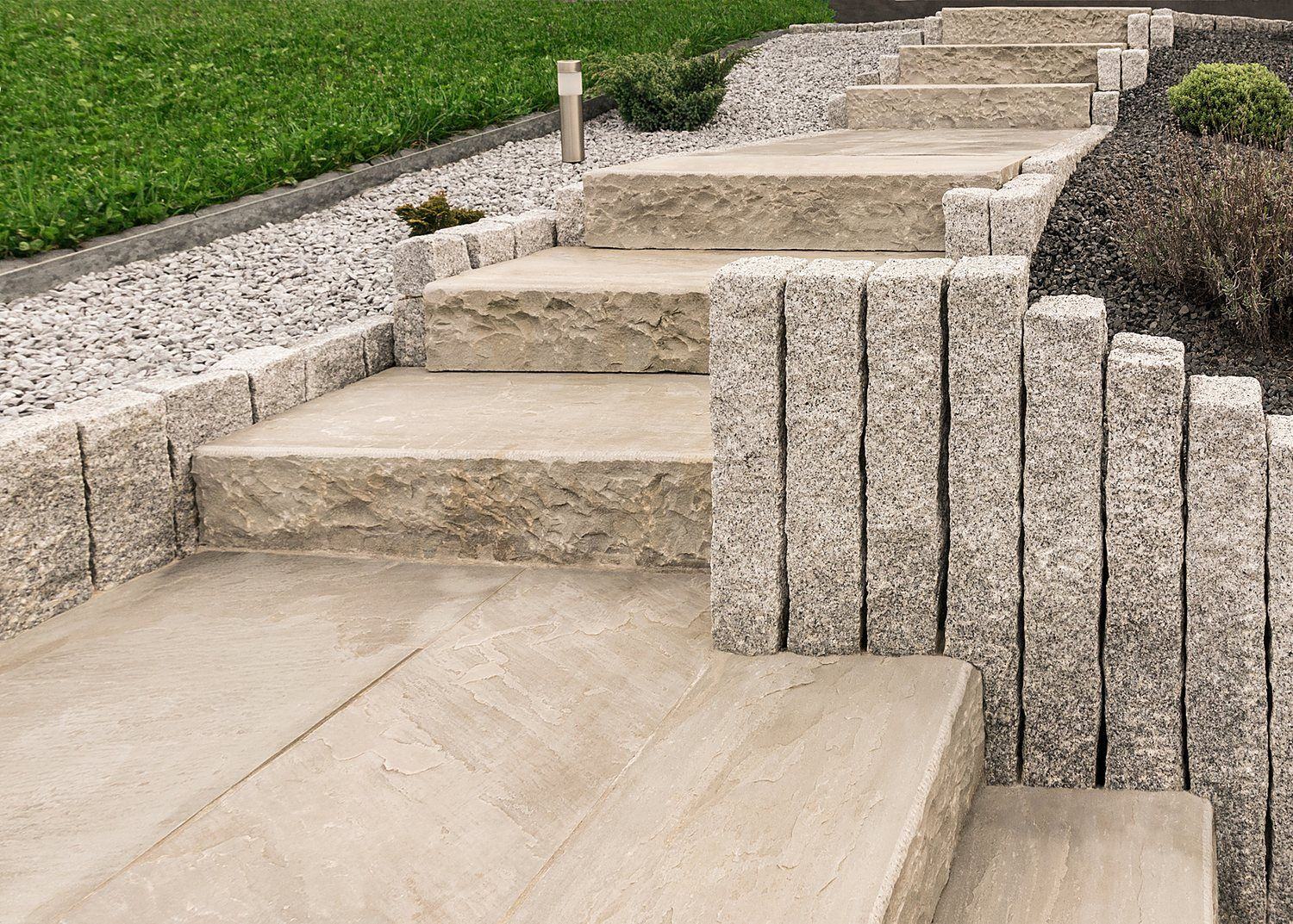 Treppe mit Granitstelen