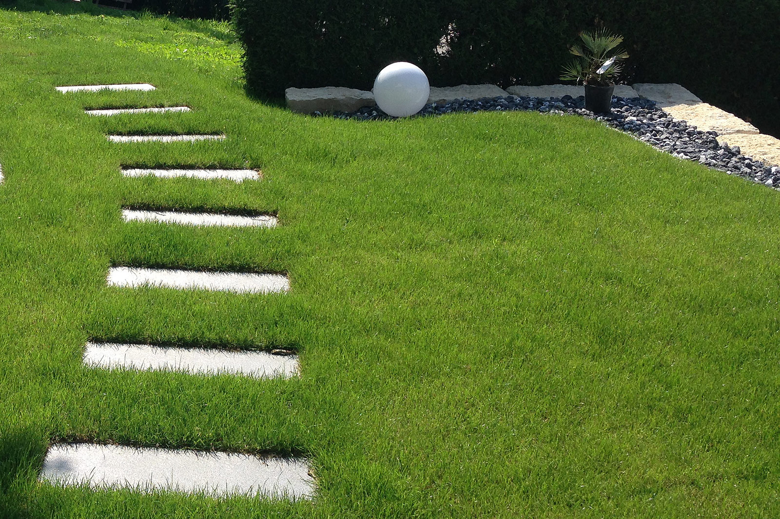 Trittplatten im Rasen